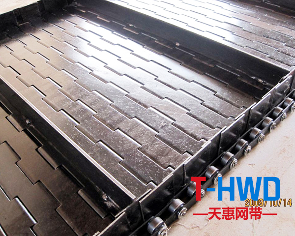 排屑鏈板的應用鏈板主要應用于玻璃制品及鑄件的冷卻輸送，或者機加工鐵屑的出料輸送，還可以輸送各類金屬件的產品，例如沖壓廢料或者各類金屬加工件，具有負載能力大、經久耐用等特點。